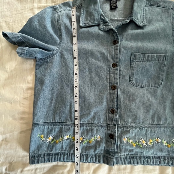 Denim and Co. cropped floral embroidered denim button up shirt Sz Large - Picture 8 of 9
